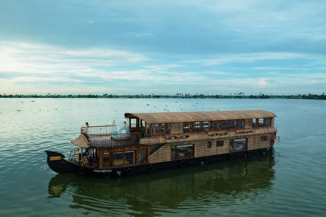 Deluxe Houseboat
