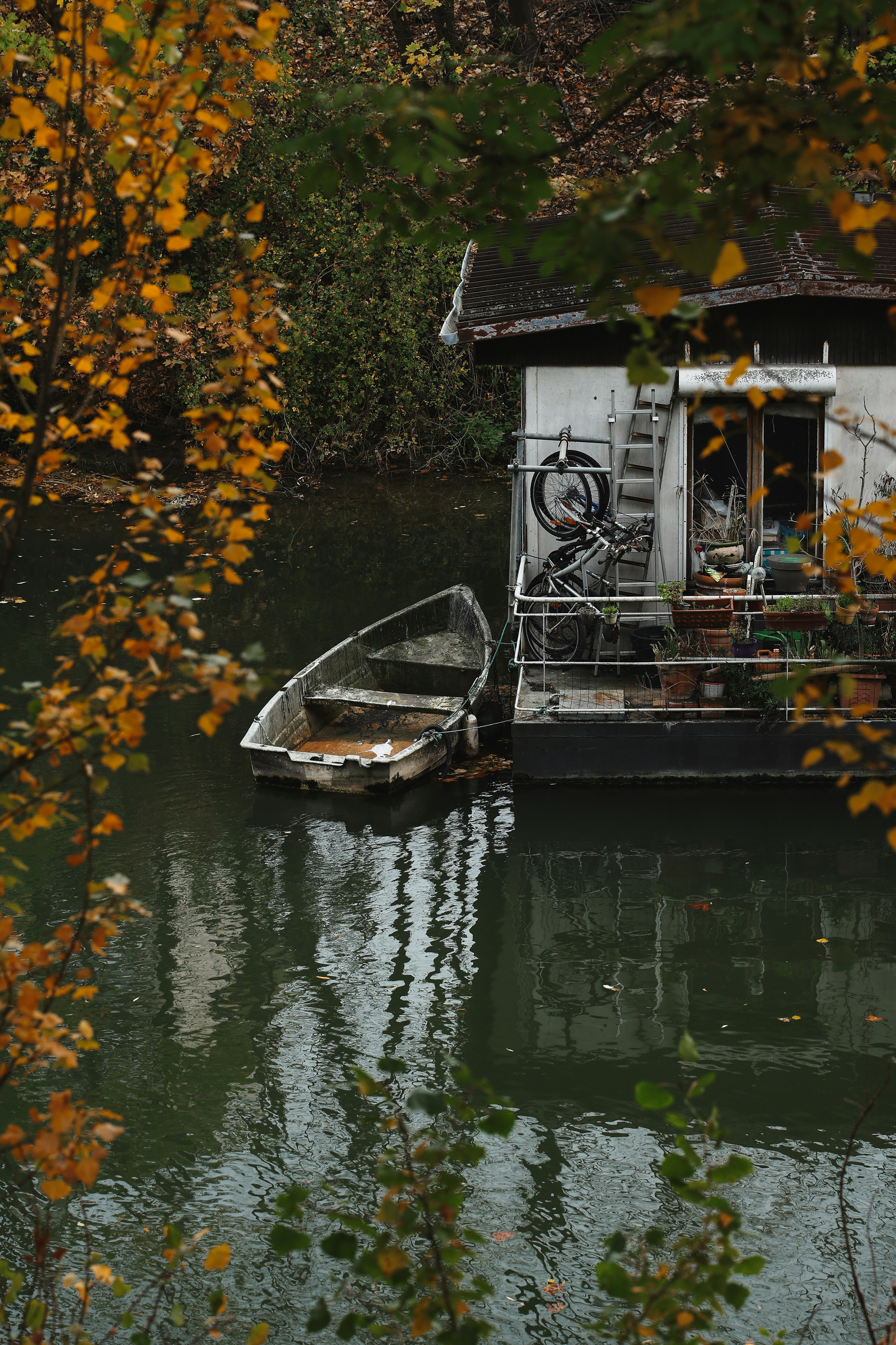 Spacious houseboat dining area